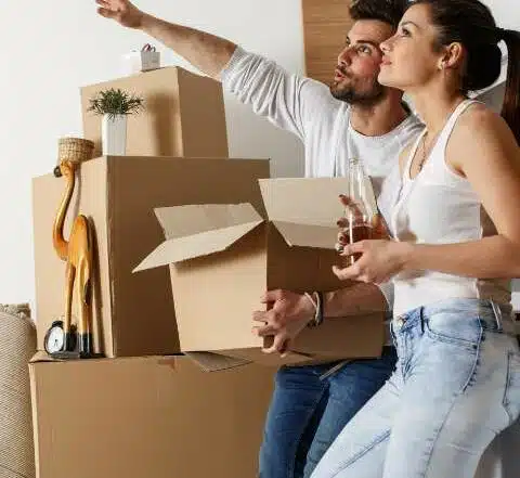 des amies coopératif sur leur déménagement