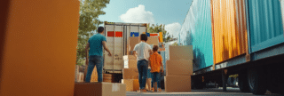 Famille préparant un déménagement international avec cartons et camion.