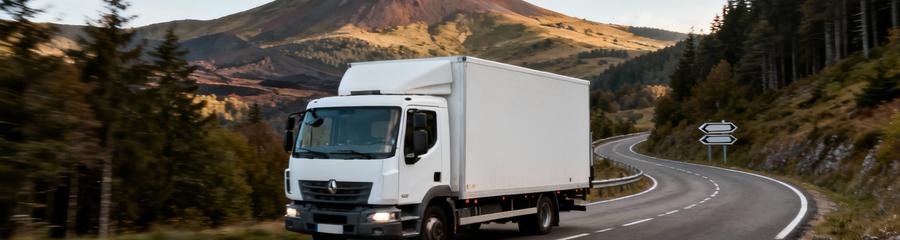 Camion déménagement négociant route sinueuse montagneuse Cantal, logistique adaptée relief auvergnat