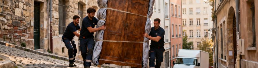 Déménageurs transportant mobilier rue pentue pavée Croix-Rousse, manutention terrain difficile