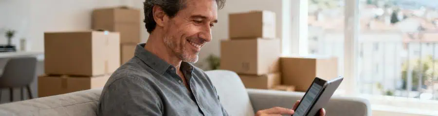 Client consultant devis déménagement en ligne sur tablette, comparaison offres professionnelles