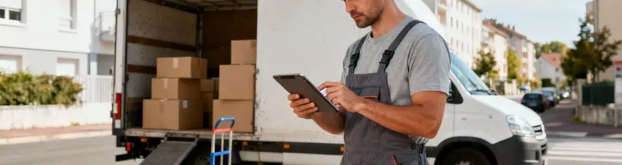 Déménageur consultant devis sur tablette, préparation professionnelle déménagement local