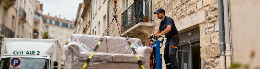 Monte-meuble transportant mobilier façade immeuble ancien Villeurbanne, équipement professionnel spécialisé