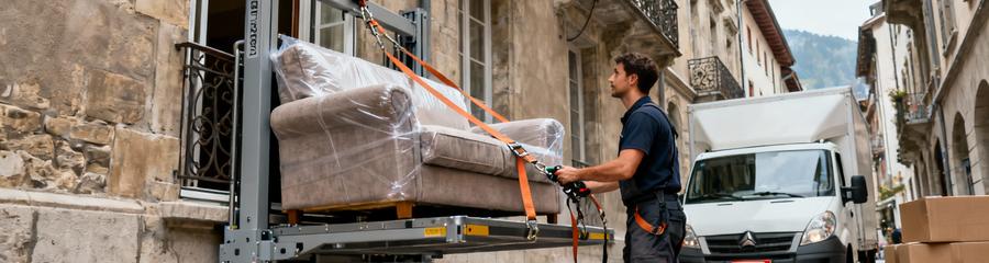 Monte-meubles transportant mobilier par fenêtre, déménagement immeuble ancien Chambéry