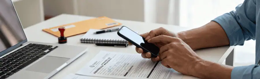 Personne complétant formulaires administratifs déménagement, organisation documents changement adresse