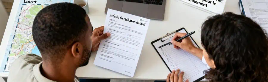 Personnes discutant de démarches administratives pour déménager dans le Loiret, avec documents et checklist.