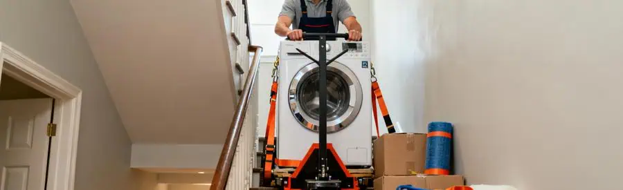 Demenagement Machine A Laver Professionnel Professionnel déménageant une machine à laver avec du matériel adapté, illustrant sécurité et expertise.