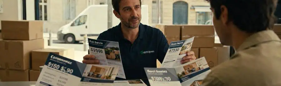 Formule Economique Choser Demenagement Marseille 6eme Personne comparant des brochures de formule économique ou clé en main pour déménagement à Marseille 6ème.