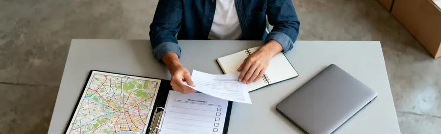 Personne consultant des documents pour obtenir des offres de déménagement à Vannes en 3 étapes.