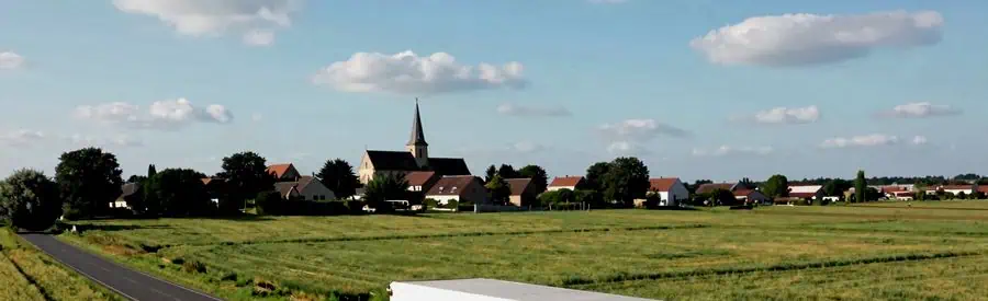 Camion de déménagement sur une route de Seine-et-Marne entre deux villes voisines